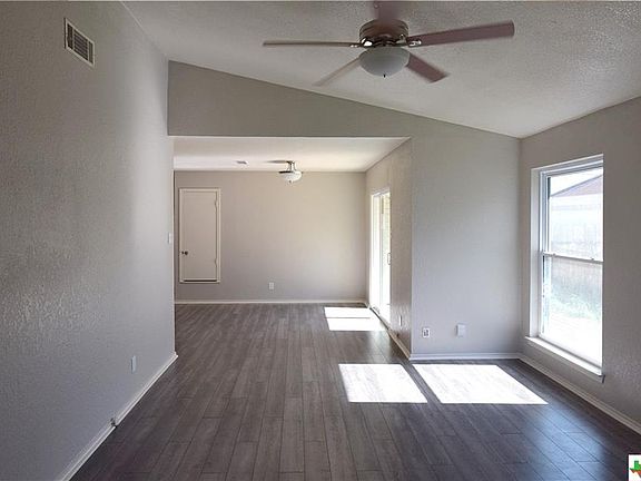 5th image of 2213 Carousel Dr