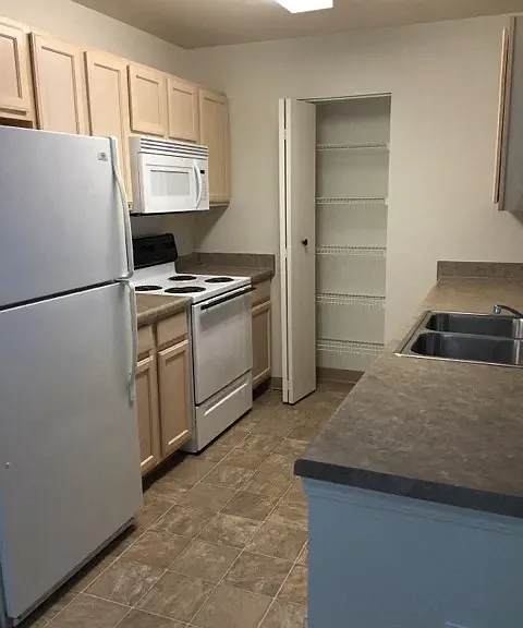 Rosewood Park Apartments — Photo 4