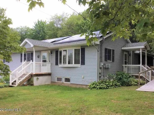 42 Gilligan Rd, East Greenbush, NY 12061