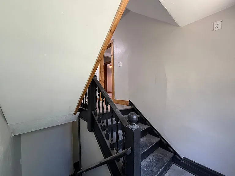 317 Earl St — Photo 6