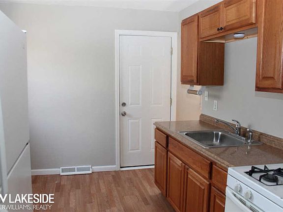 3rd image of 8444 Essex Ave