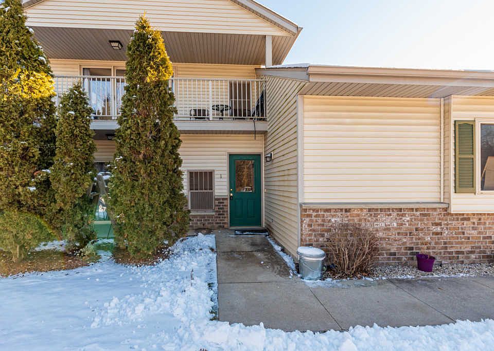 1st image of 976 Roseland Dr APT 1