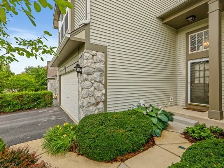3165 Bromley Ln — Photo 6