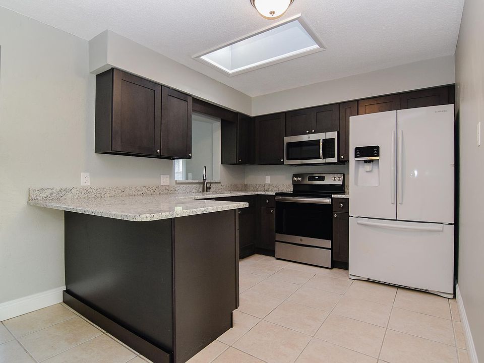 BRAND NEW KITCHEN WITH GRANITE!