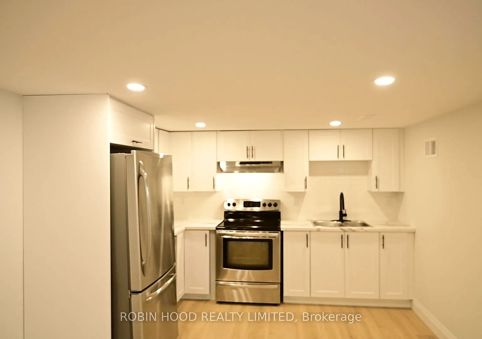 5 bed, $1,900 — Photo 1