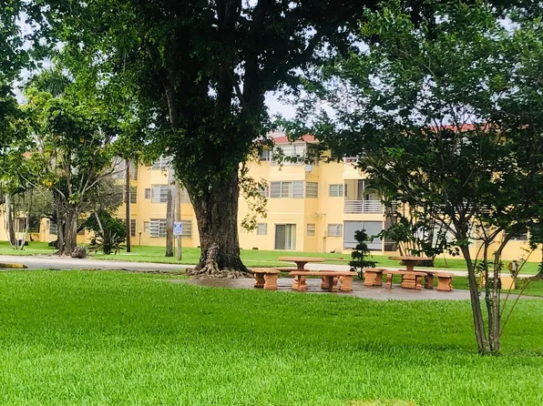 2880 NE 203rd St, Miami, FL 33180