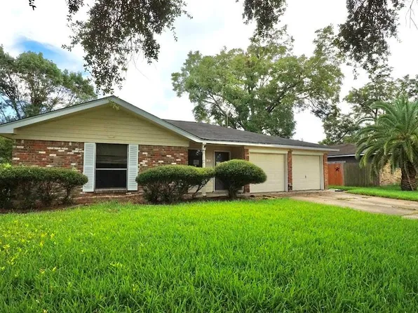 324 Pine St, Lake Jackson, TX 77566