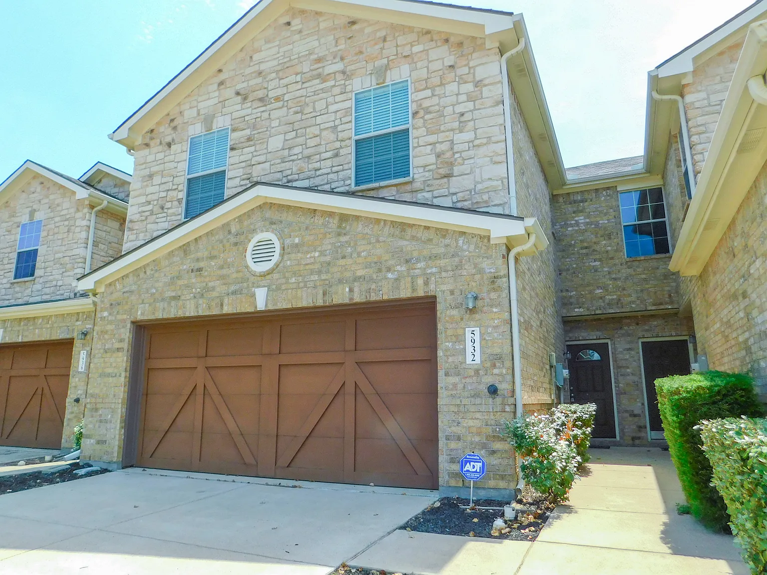 3 bed, 2.5 bath, 1839 sqft, $2,395 — Photo 2