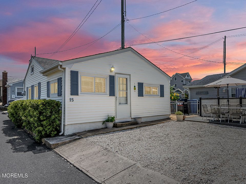 1st image of 15 E Bayberry Way