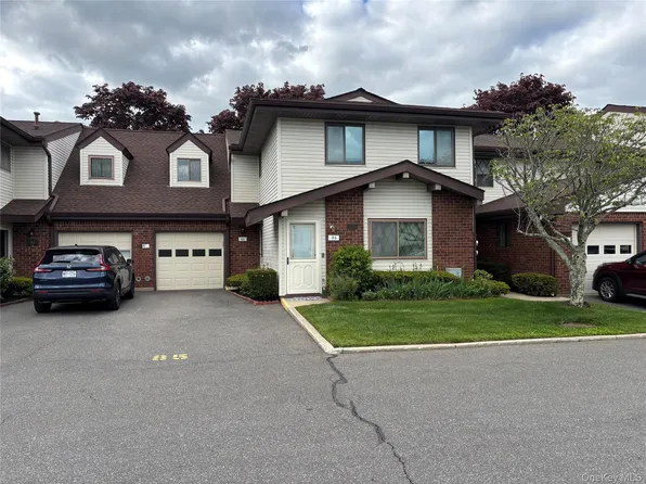 86 W Cambridge Drive W #86, Copiague, NY 11726