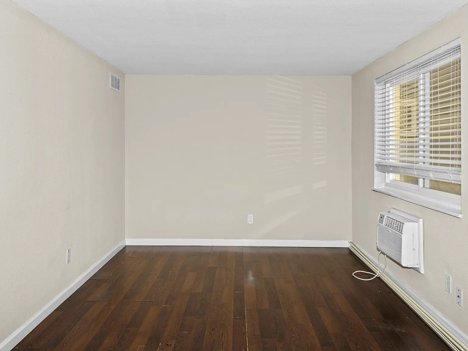 1 bed, $932 — Photo 2