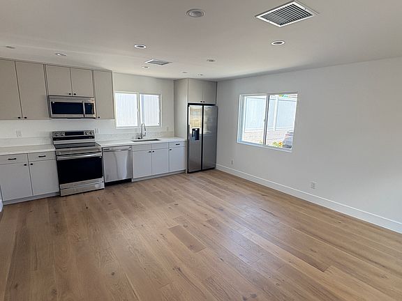 4th image of 1106 Victoria St #D