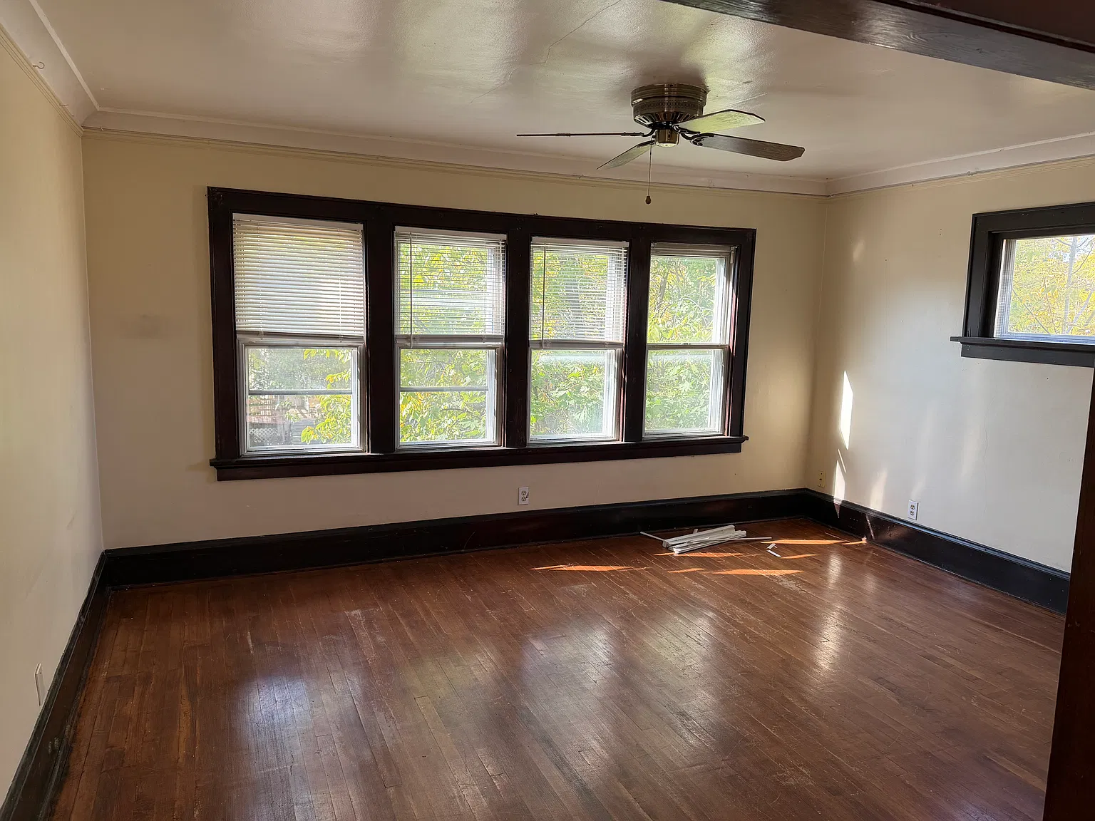 3 bed, 1000 sqft, $1,100 — Photo 2