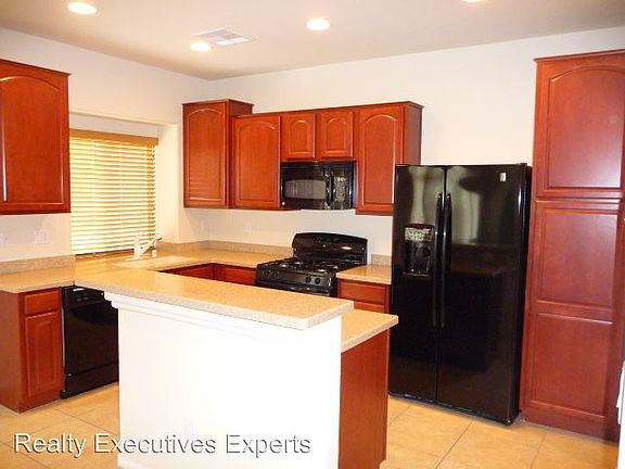 3rd image of 10833 Elfstrom Ave
