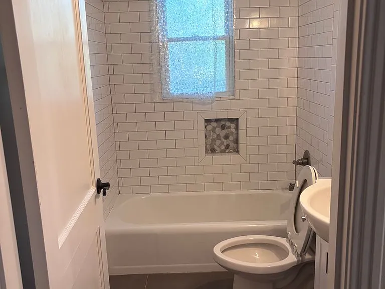3172 Joffre Ave — Photo 8