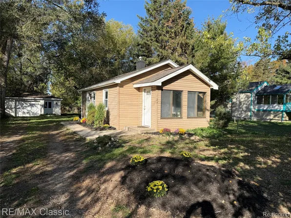 27 Shotwell St, White Lake, MI 48386