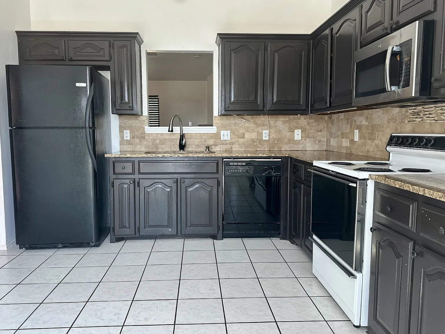 3 bed, 2.0 bath, 1262 sqft, $1,400 — Photo 3