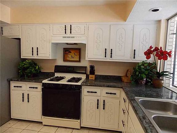 4th image of 10118 Woodway Dr