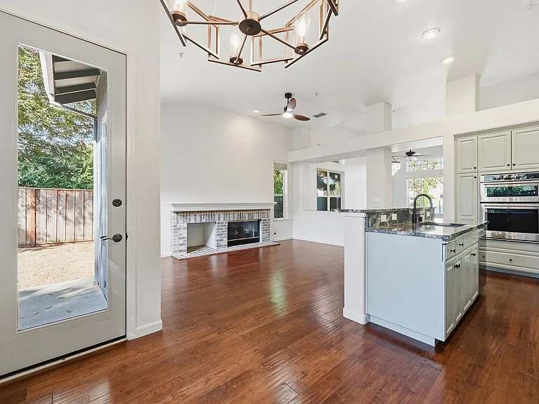 1439 Gordon Dr — Photo 17