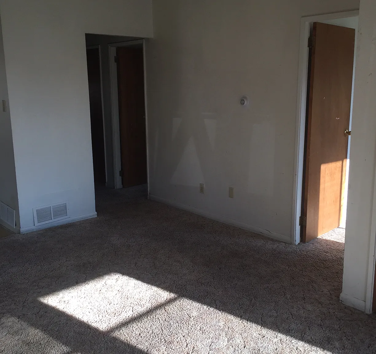 3 bed, 1000 sqft, $1,300 — Photo 4