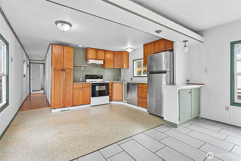 5th image of 316 W Lake Samish Drive #16