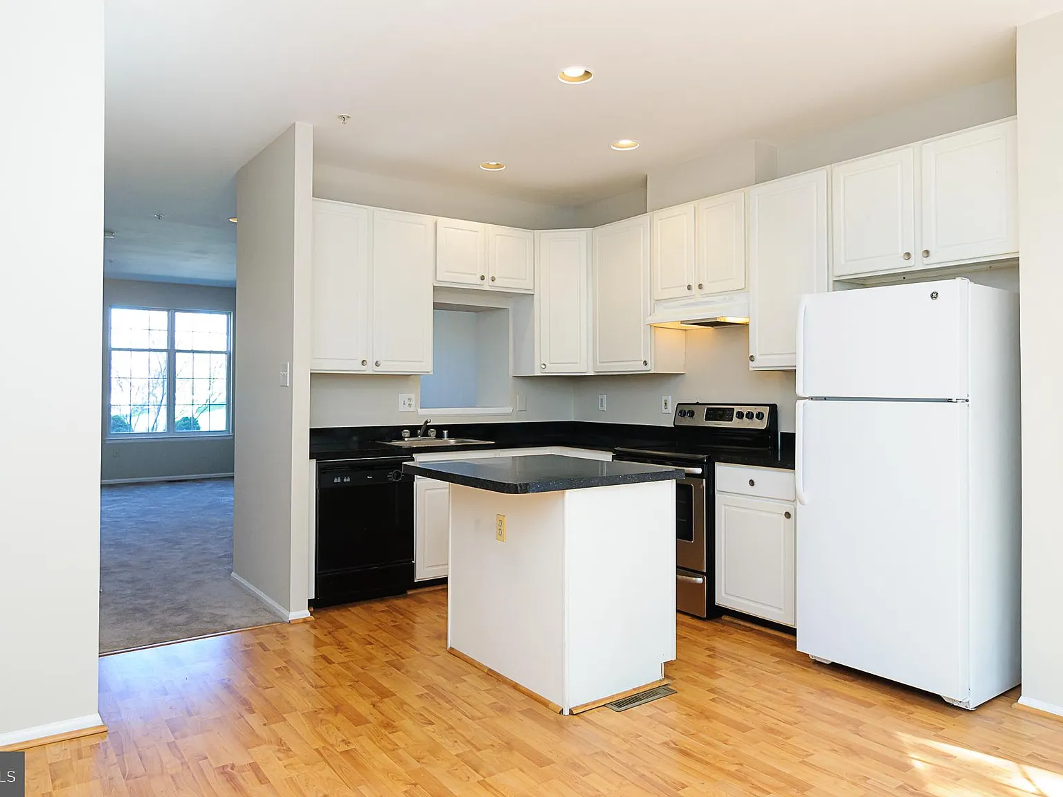 2 bed, 3.5 bath, 2120 sqft, $2,750 — Photo 2