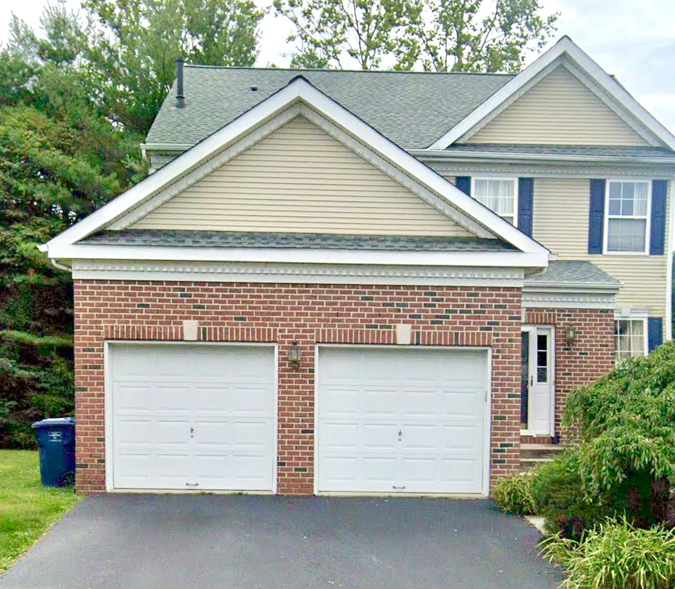 4 bed, 2.5 bath, 2312 sqft, $4,600 — Photo 1