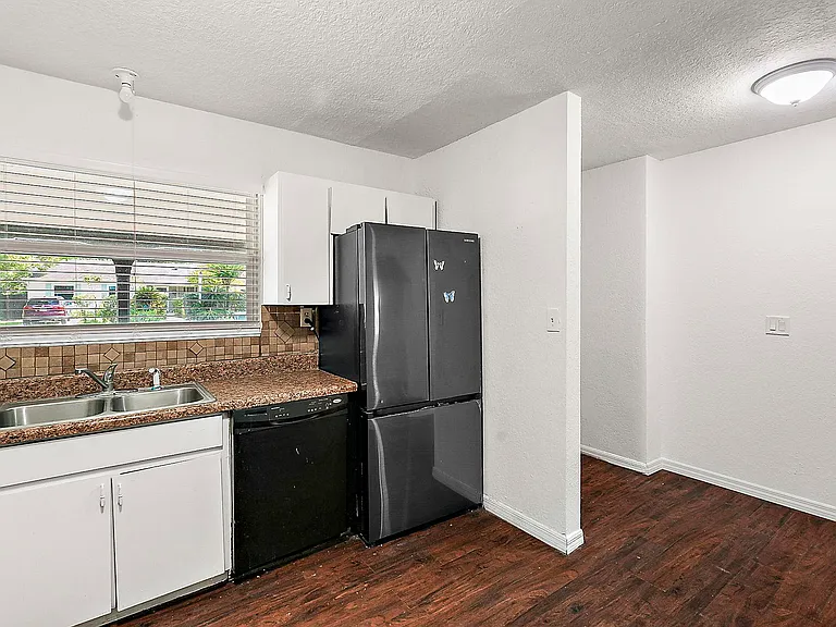 Kitchen area, new appliances