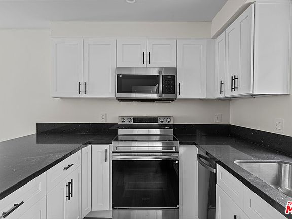 5th image of 546 N Genesee Ave
