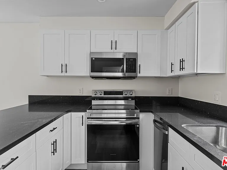 546 N Genesee Ave — Photo 5