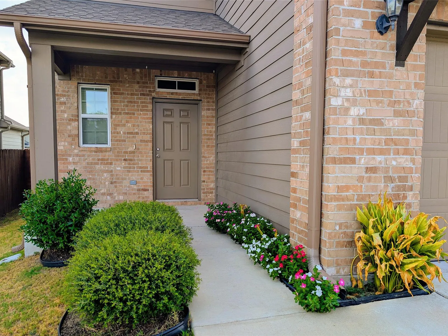 4 bed, 3.0 bath, 2615 sqft, $2,600 — Photo 2
