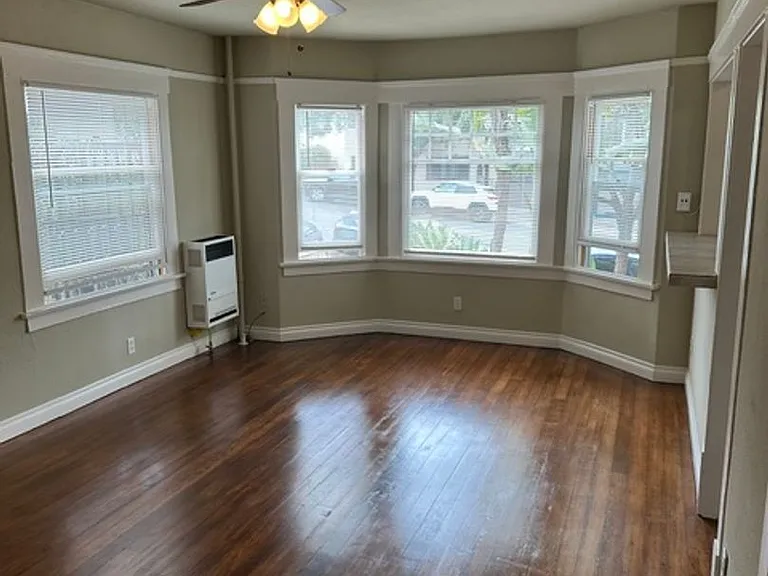 Broadway Manor — Photo 3
