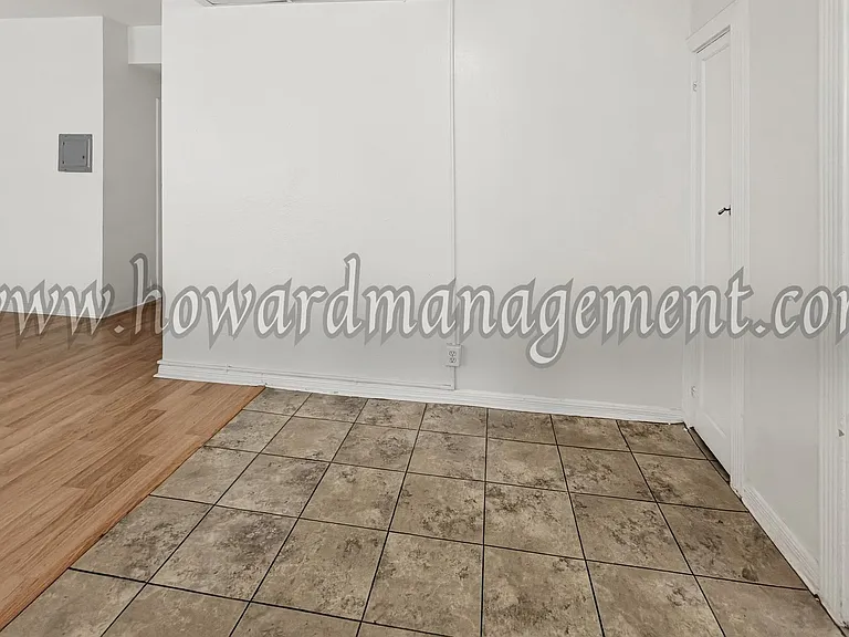 Wilshire Mediterranean Apartments — Photo 15