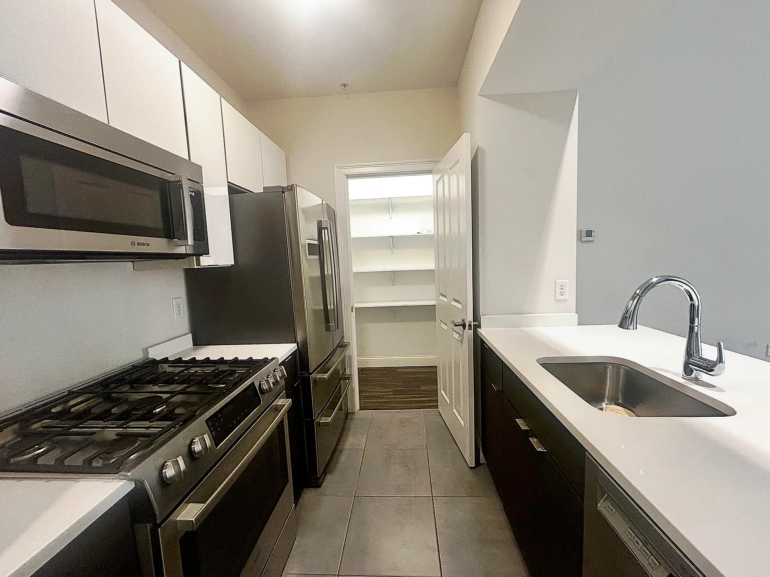1 bed, 940 sqft, $2,300 — Photo 3