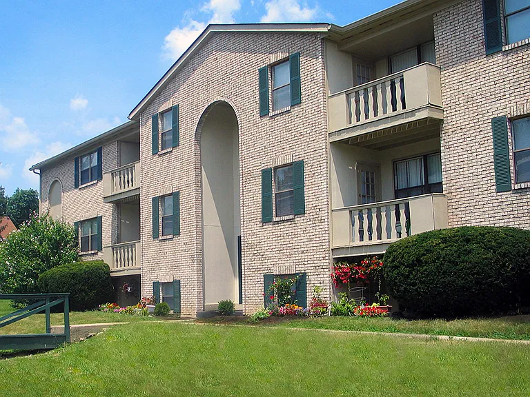 Four Worlds Apartments — Photo 1