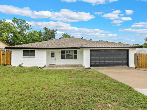 321 Hallmark Dr W, Fort Worth, TX 76134