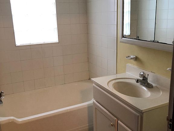 5th image of 3613 Noyes Ave APT 4