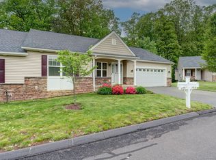 30 Woodridge Dr #30, Windsor Locks, CT 06096