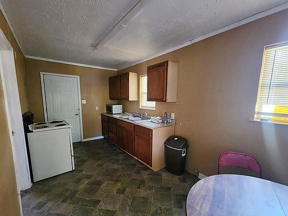 5th image of 230 Frost St