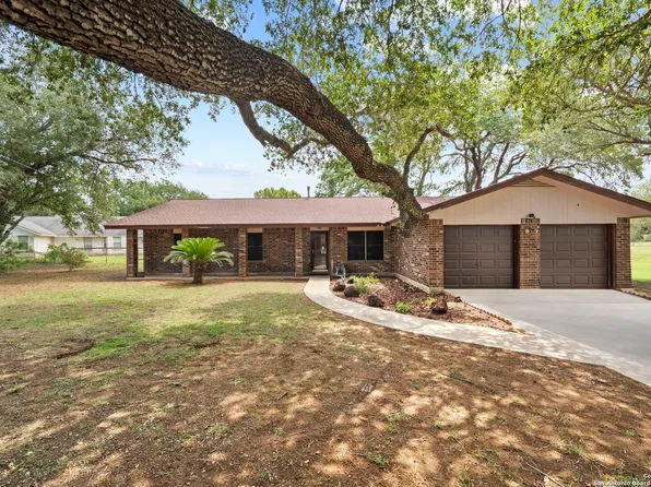 311 Indian Pink, Floresville, TX 78114