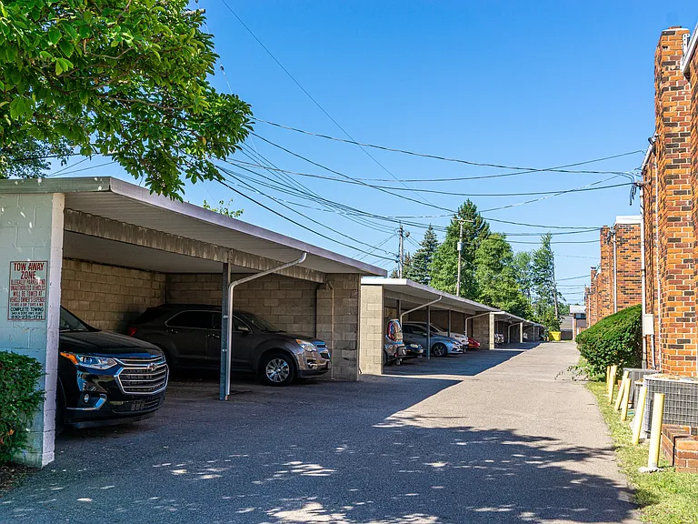 Carriage House Apartments — Photo 30