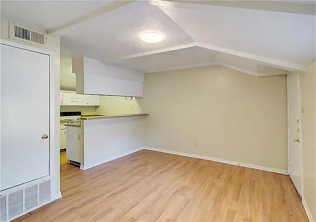1 bed, 1.0 bath, 600 sqft, $1,100 — Photo 2