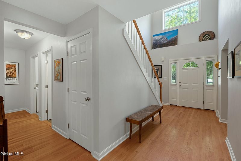 4th image of 10 Rose Ridge Court