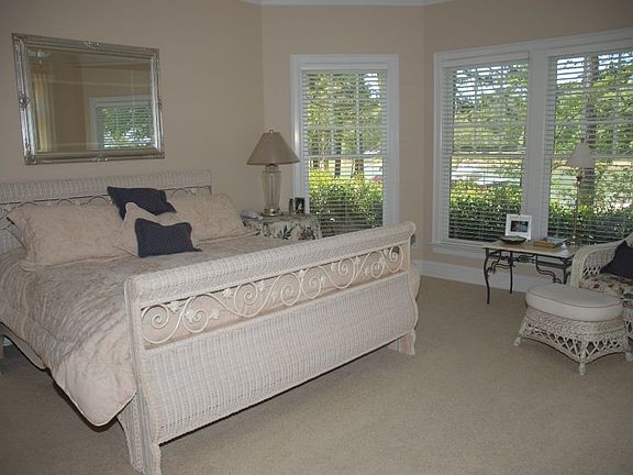 5th image of 190 Lakeshore Dr