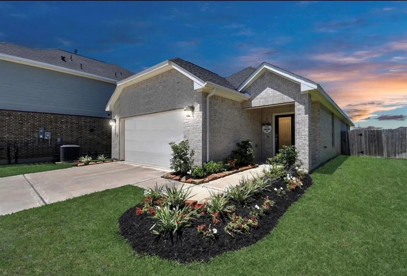 4 bed, 2.0 bath, 1602 sqft, $2,150 — Photo 1