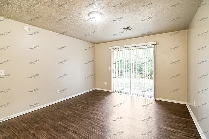 3 bed, 1.5 bath, 1000 sqft, $1,270 — Photo 4