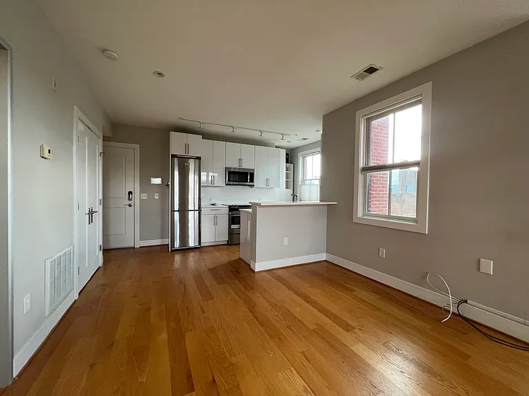 1209 G St SE #8 — Photo 2