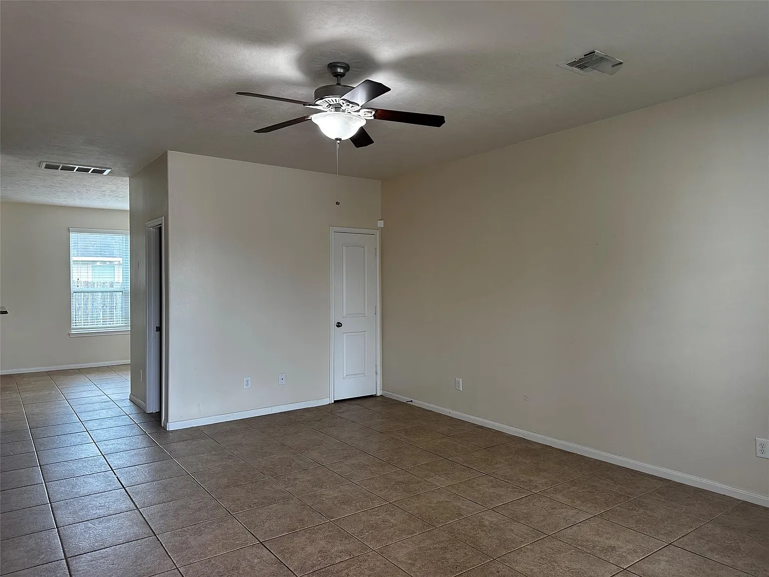 4 bed, 2.5 bath, 2202 sqft, $2,200 — Photo 2