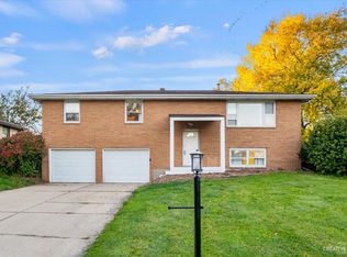 74 Terry Dr, Sugar Grove, IL 60554
