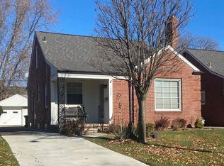 1992 Lennon St, Grosse Pointe Woods, MI 48236